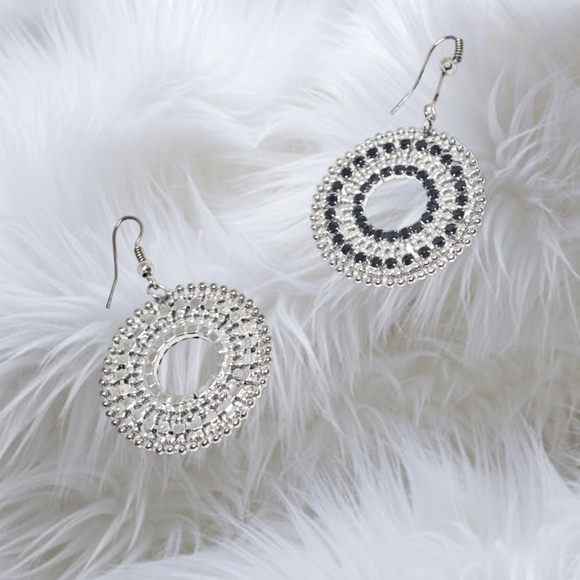 👣4/$20. ~ Black and Silver Tones Earrings - Picture 4 of 4